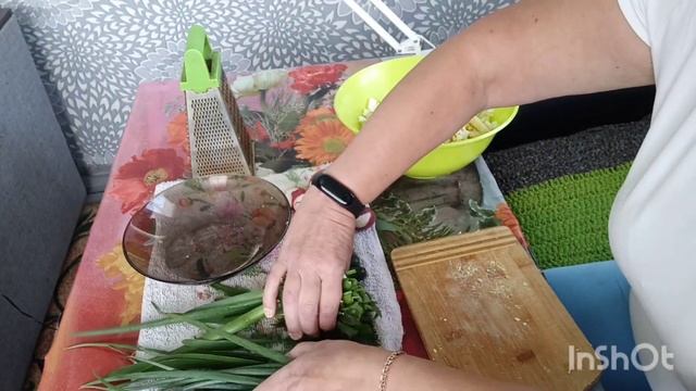 #окрошканаминералке# // Окрошка на минералке с редиской и щавелем.