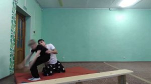 КАК СДЕЛАТЬ Фляк через одну руку.