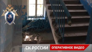 Осмотр места происшествия на месте обрушения лестничного марша в подъезде жилого дома в Энгельсе