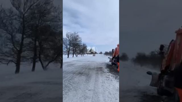 На дороге в Черноморском районе занесло на обочину спецмашину