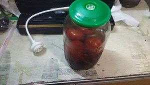 Томаты в банке вакуумируем при помощи вакууматора Afalins. Ещё одна функция его.