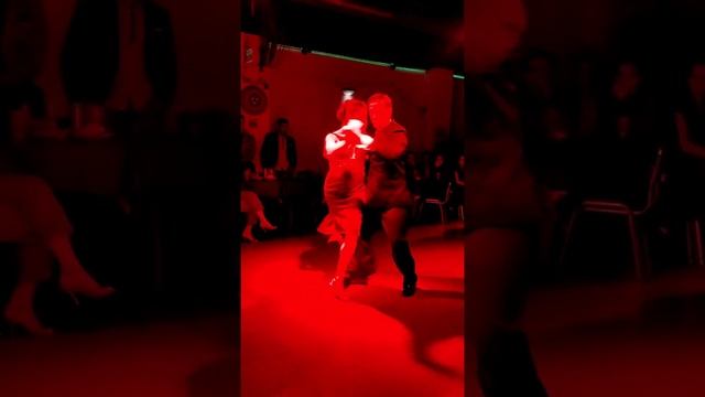 Vanesa Villalba y Facundo Piñeiro. La vi llegar (Pugliese) Juernes Milonga 18ago22 смотреть онлайн