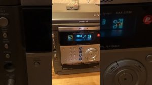 Ночую у бабушки/пробую включить музыкальный центр?НЕ найти ДИСК