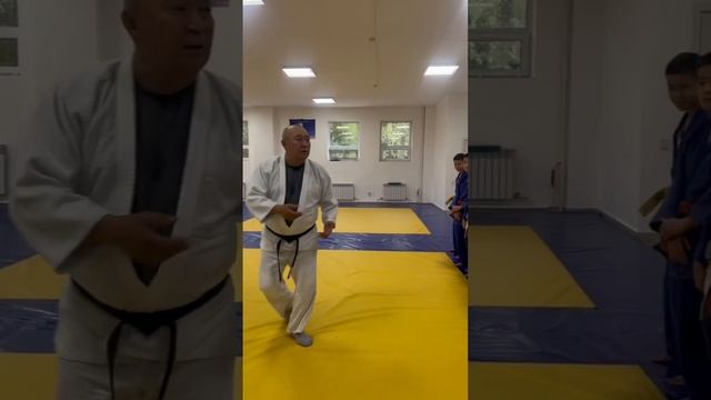 Торнадо judo team - Муратбек Олжабаевич после тренировки даёт наставления ученикам.