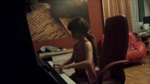 Менуэт. В.А.Моцарт. Фа мажор. Девочка играет на пианино.