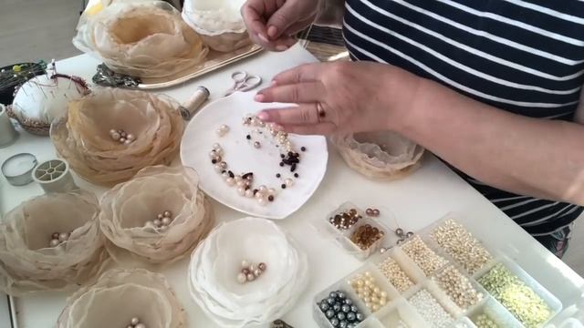 Картина из ткани в смешанной технике с цветами из органзы и вуали. #картинаизткани #цветыизткани