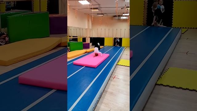 Гимнастика для детей. Кувырок вперед с разбега. смотреть онлайн