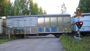 Freight train passed PÄIVÄRINNE (Km.428+595) level crossing in Varkaus, Finland