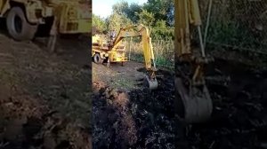 Вспашка участка экскаватором.