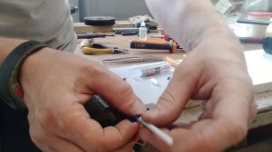 Замена керамического нагревательного элемента паяльника шпоносшивателя.