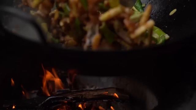挖5斤竹筍，二弟做“筍子燒肉”，脆爽鮮嫩，一大盤都不夠吃！ 【鐵鍋視頻】
