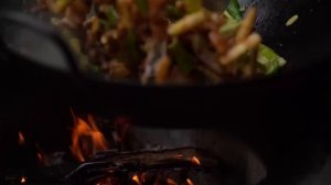 挖5斤竹筍,二弟做“筍子燒肉”,脆爽鮮嫩,一大盤都不夠吃! 【鐵鍋視頻】