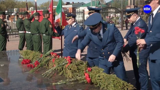Сотрудники прокуратуры возложили цветы к могиле неизвестного солдата в Наро-Фоминске смотреть онлайн