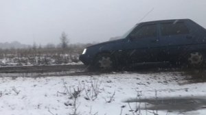 Славута рулит, первый снег с грязью и водой, лёгкая и передний привод - проедет везде с лёгкостью