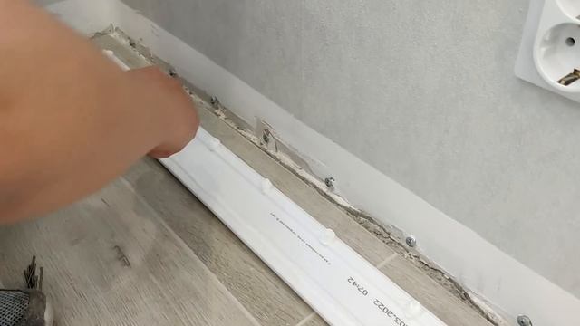 Плинтус не закрывает щель между стеной и ламинатом. Что делать? смотреть онлайн