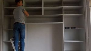 Сборка шкафа купе с зеркальными дверями.