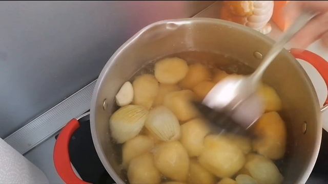 Картошечка, да с маслицем, да с зеленым лучком и укропом! Самая вкусная картошка.