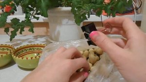 Как очистить арахис от скорлупы. Лайфхак. Канцелярский зажим