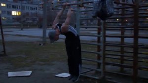 Подтягивания (ганибала) обратные узким хватом.street workout