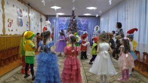 Игра "Передай снежок". Новогодний утренник "Волшебные часы".