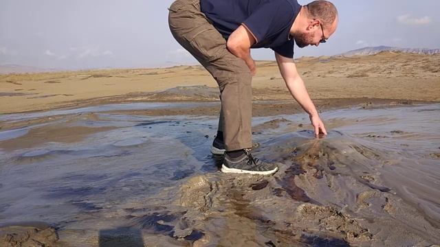 Что будет, если засунуть руку в грязевой вулкан. смотреть онлайн