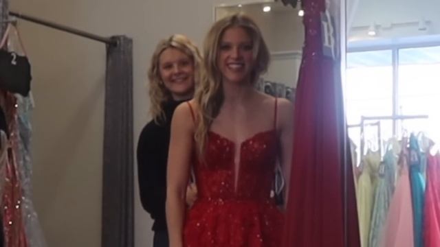PROM DRESS SHOPPING VLOG 2024 *senior year high-school* смотреть онлайн