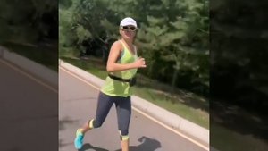 Татьяна Навка опубликовала видео с пробежки с мужем и дочерью