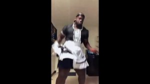 Негр танцует в костюме горничной