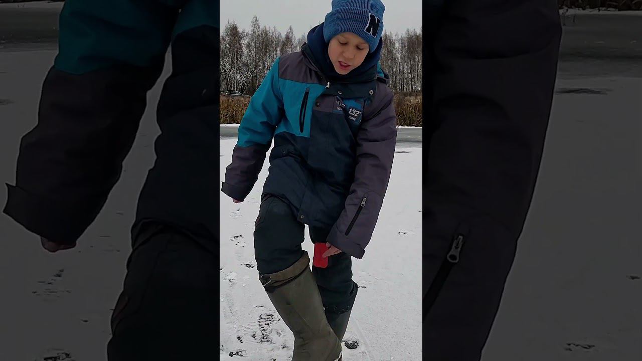 ВПЕРВЫЕ провалился под ЛЁД. Папа меня выручил! #shorts #viral #первыйлед #рыбалка