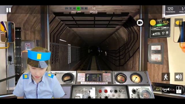 ДИАНА играет в машиниста ПОЕЗДА в МЕТРО в Минске смотреть онлайн