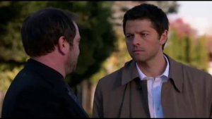 Кас и Кроули возле машины