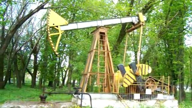 Нефтяная качалка в парке Борислава. Львовская область смотреть онлайн