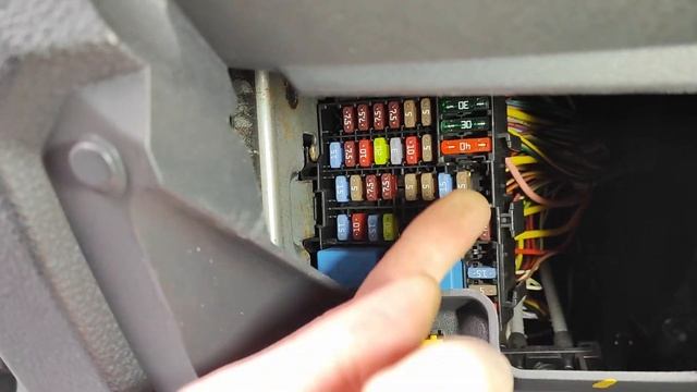 Inlocuire siguranta fuzibila bricheta Dacia Dokker / Cigarette lighter fuse Dacia Dokker смотреть онлайн