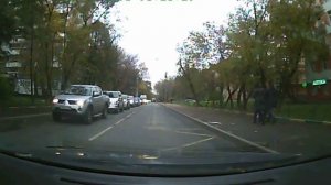 Едет по встречке , еще и не доволен Е969КА