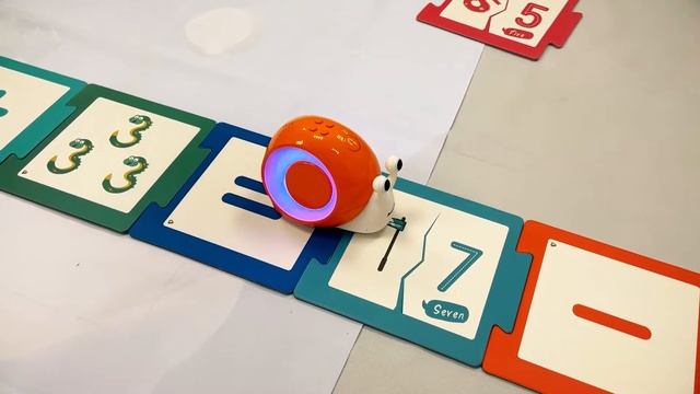 Робот-улитка Qobo. Сравнение выражений через знак "=". смотреть онлайн