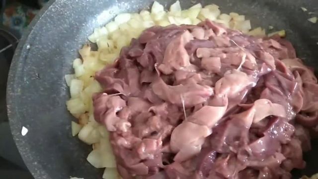 Куриная печень в сметанно соевом соусе с луком