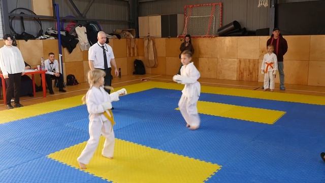 Соревнование по каратэ WKC 19 декабря 2021г. Кумитэ сёбу-санбон девочки 8-9 лет _(4) Каратэ шотокан смотреть онлайн