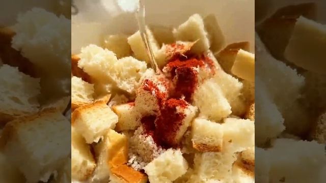Салат с домашними гренками. Рецепт бомба!