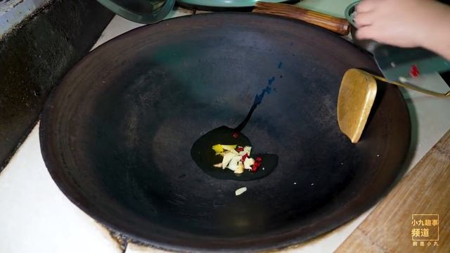 媳婦去趕集花了98元看看買了啥好吃的  Went shopping and bought delicious food