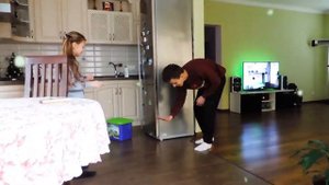 ЭТО КАК ВООБЩЕ ? НЕВИДИМАЯ КОРОБКА ЧЕЛЛЕНДЖ -ХОЖУ ПО ВОЗДУХУ  - INVISIBLE BOX CHALLENGE! для детей