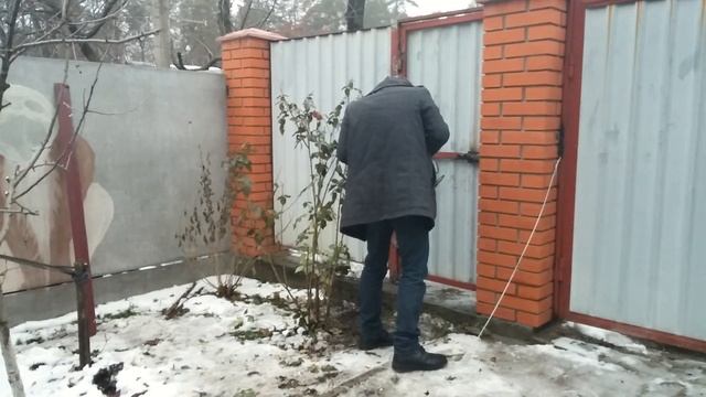 22.01.2015 Ирпень. Незаконная попытка выселения заёмщика Ощадбанком. Калитка от Ощадбанка