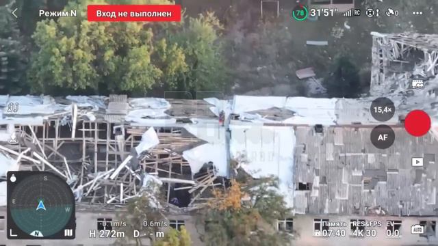 Кадры водружения российского флага над освобожденной Камышевкой.