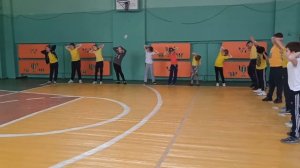 Урок физкультуры в 4 классе