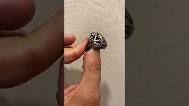 Серебряный перстень с боковыми мечами Зульфикар с зеленым граненым камнем