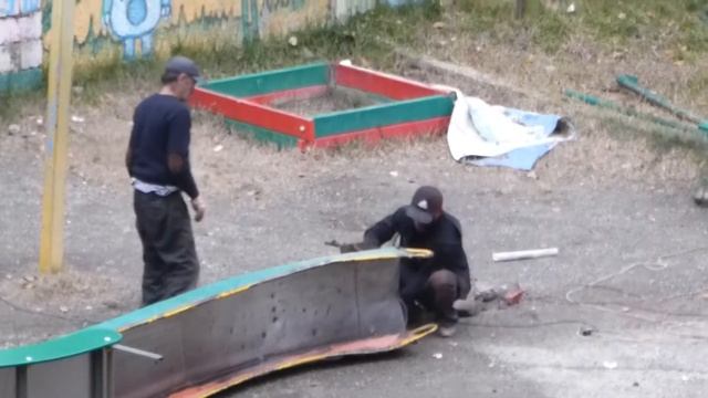 Сломали горку на детской площадке в Сочи. 18.12.2017 г. смотреть онлайн