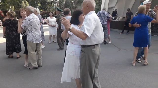 А возраста у женщин нет, когда они любимы!!!?? Танцы в парке Горького!!!?? Харьков 2021