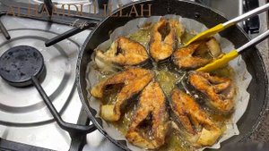 ЖАРЕНАЯ РЫБА НА ПЕРГАМЕНТНОЙ БУМАГЕ НА СКОВОРОДЕ С ХРУСТЯЩЕЙ КОРОЧКОЙ FRIED FISH ON PARCHMENT PAPER