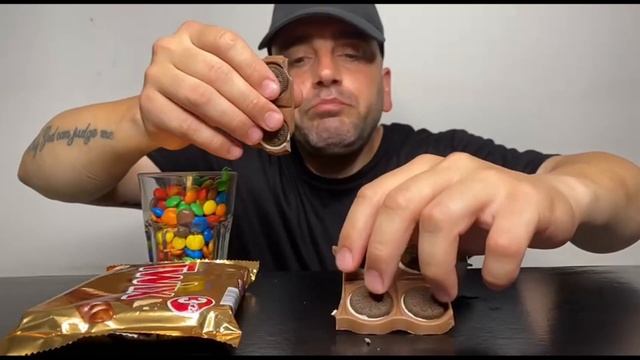 ASMR  MANGIO CIOCCOLATO OREO KINDER BUENO KINDER SORPRESA KIT KAT TWIX E MMs  EATING SHOW