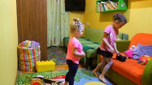 Батут для детей дома у Насти или Дети прыгают на Батуте for kids Lili Show