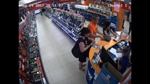 Дети украли планшет в магазине и никто не заметил.